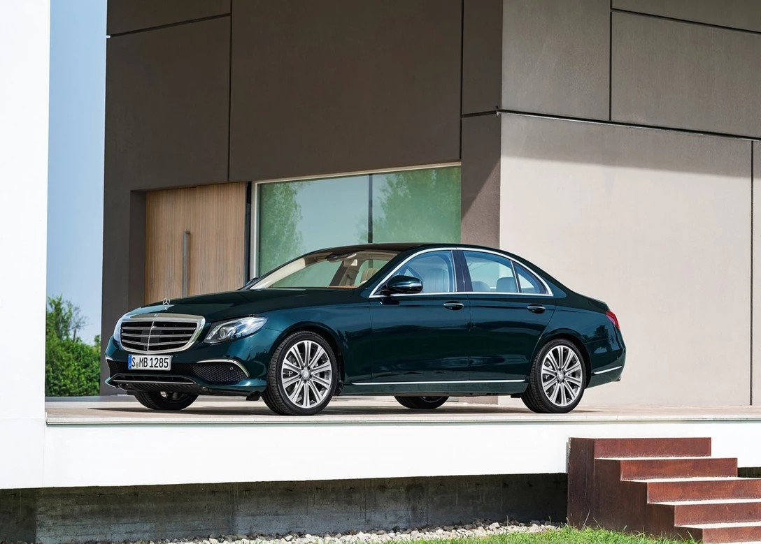 1647359-Mercedes-Benz-E-Class-2017-1280-01.jpg