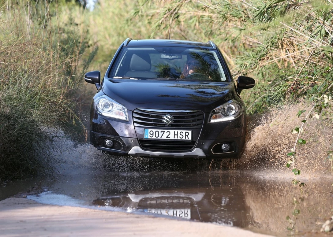 1649607-Suzuki-SX4-2014-1600-4b.jpg
