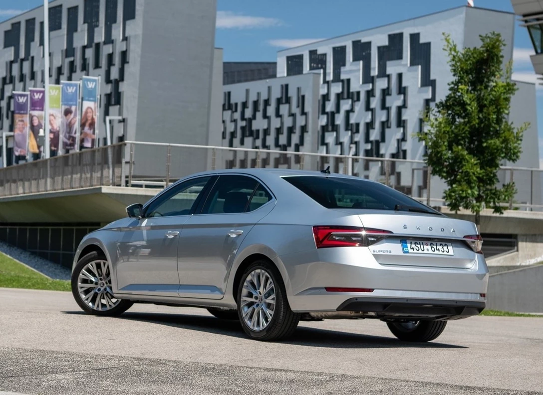 1654876-Skoda-Superb-2021-02.jpg