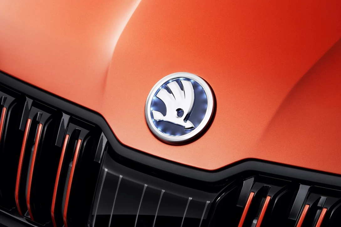 1617341-Mountiaq_backlit_logo [Desktop Resolution].jpg