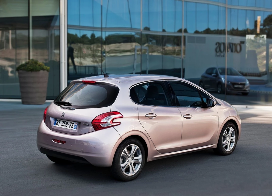 1642189-Peugeot-208-2015-02.jpg