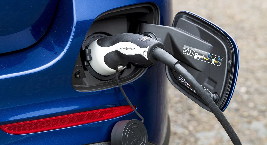 1656570-2021_mercedes-benz_glc_300_e_uk_33_1920x1080 (3).jpg