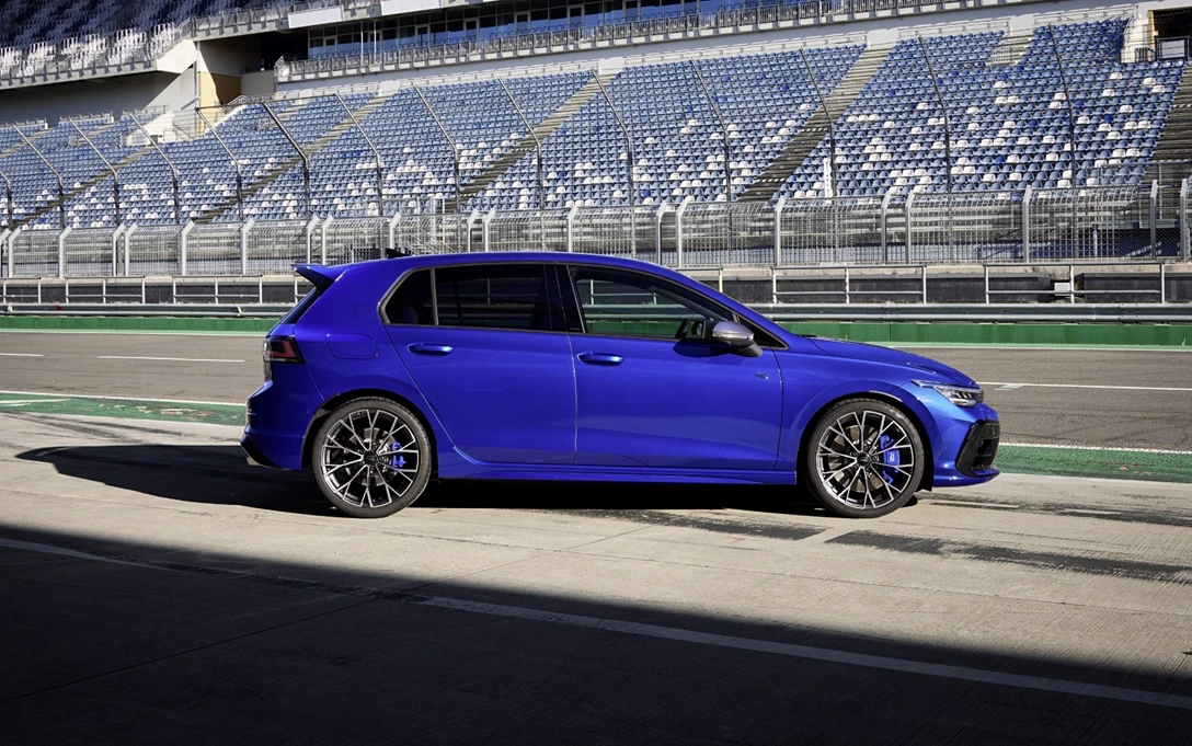 1698282-Medium-37415-ThenewVolkswagenGolfR-LapizBlue2024-min.jpg