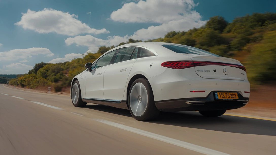 1679128-Mercedes-Benz EQS.00_07_56_01.Still008 copy-min.jpg