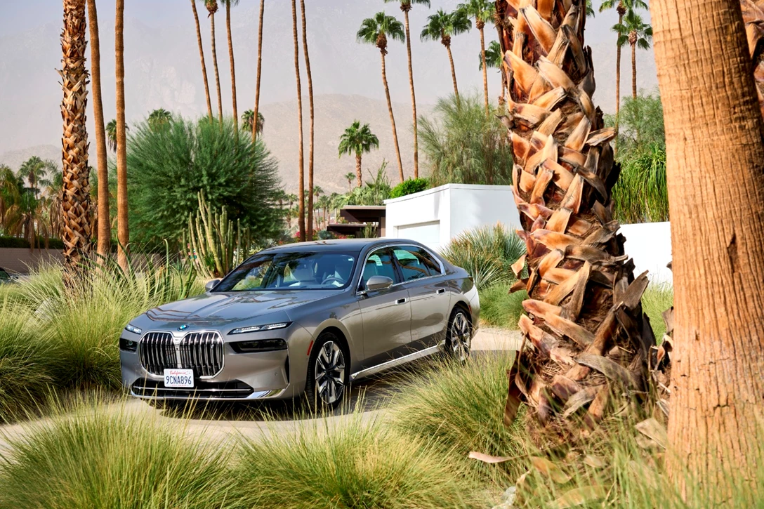 1670744-BMW i7 xDrive Oxid Grey_025.JPG