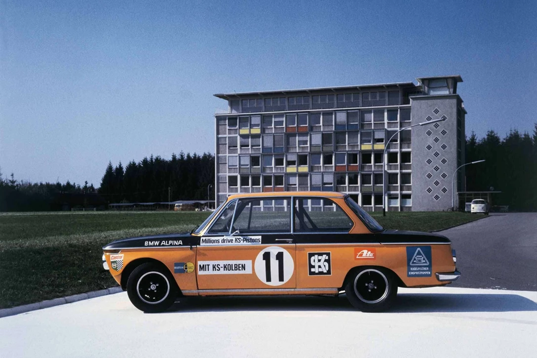 1674931-ALPINA_Werk_ KF_mit_2002-Tourenwagen_2224x1482px.jpg