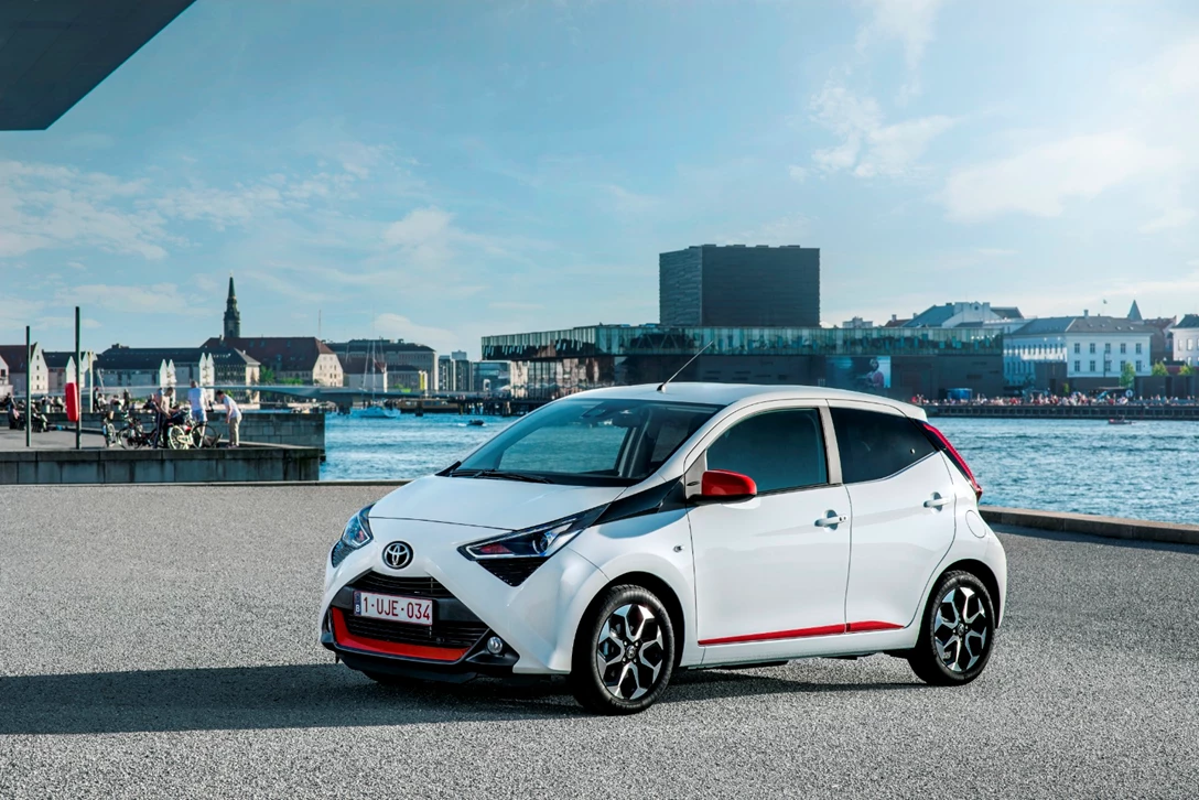 1604541-aygo-white-026.jpg