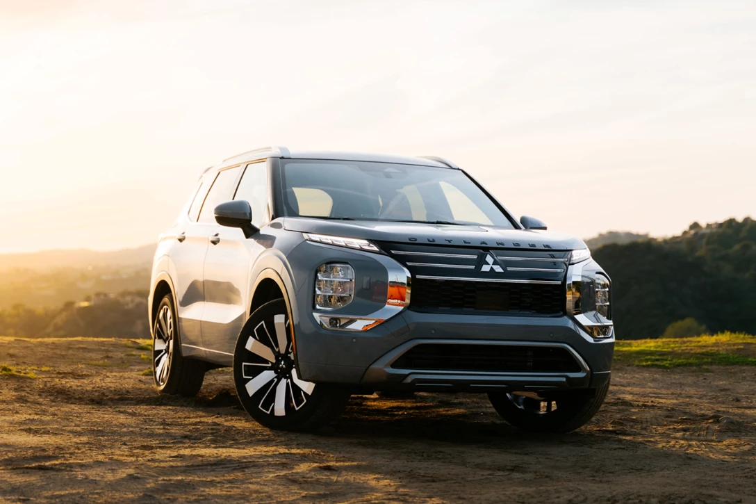 1712146-2025 Outlander Front Passenger.jpg