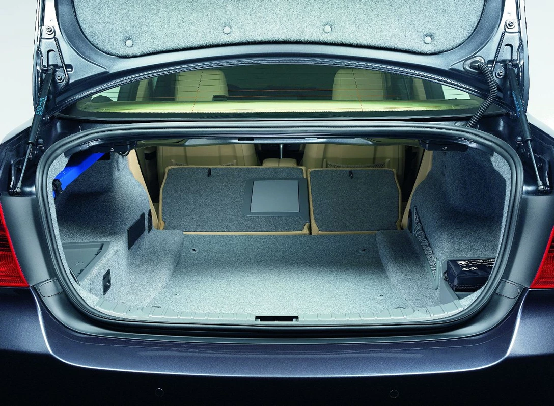 ב.מ.וו סדרה 3 - תא מטען