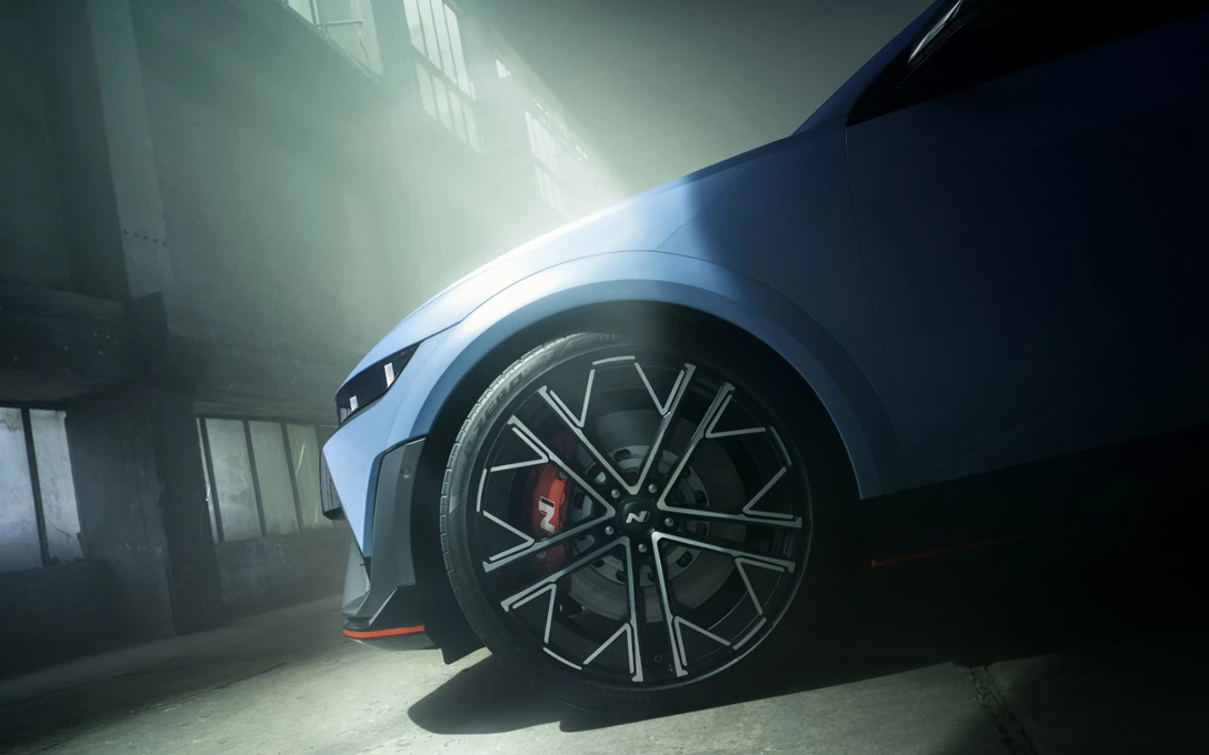 1684754-12_IONIQ5N_Exterior_Static_Warehouse_Detail_Wheel-min.jpg