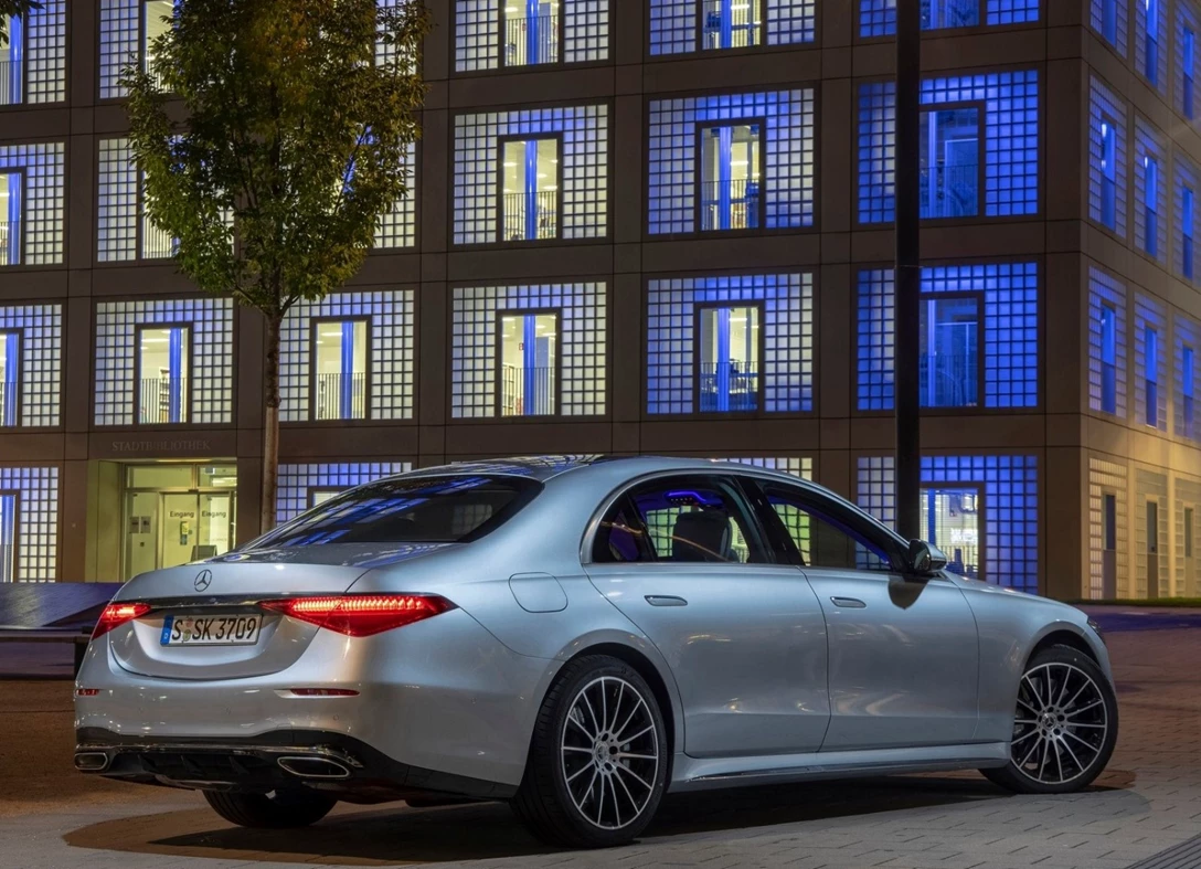 1655499-Mercedes-Benz-S-Class-2022-02.jpg
