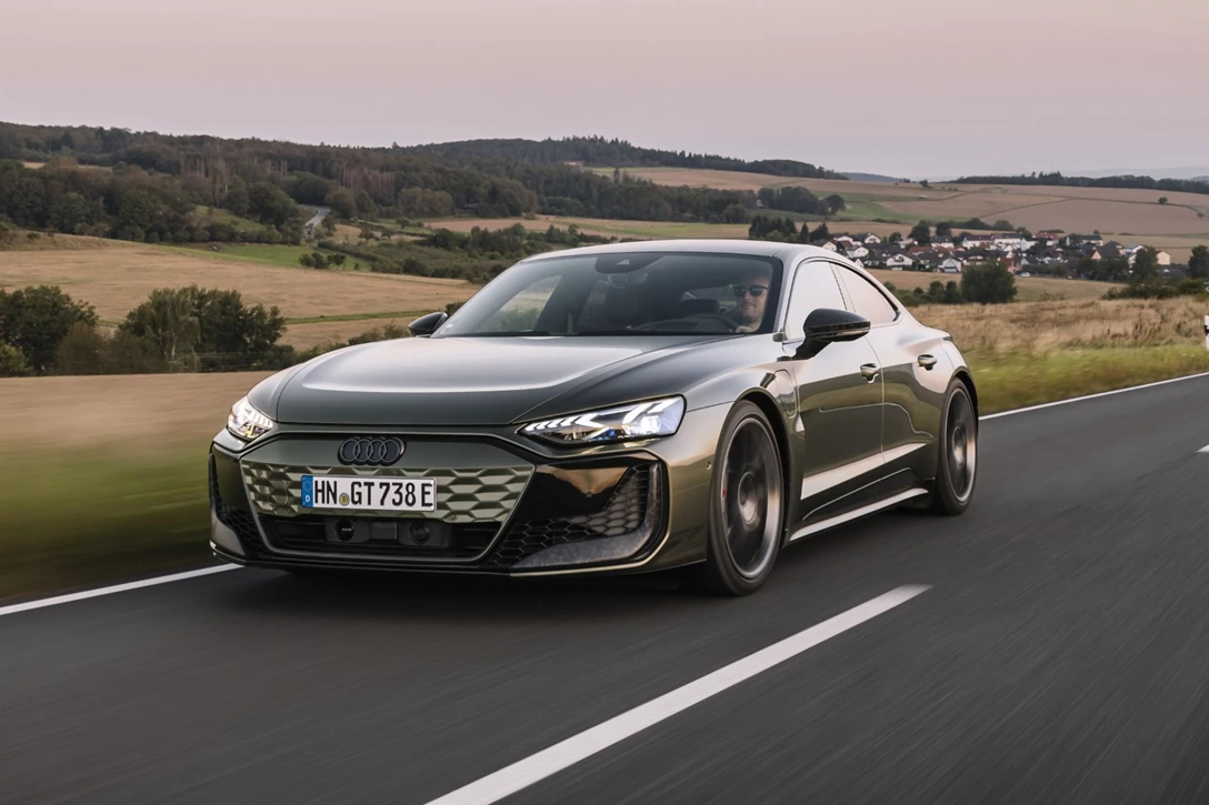 1703599-RS e-tron GT Per5.jpg