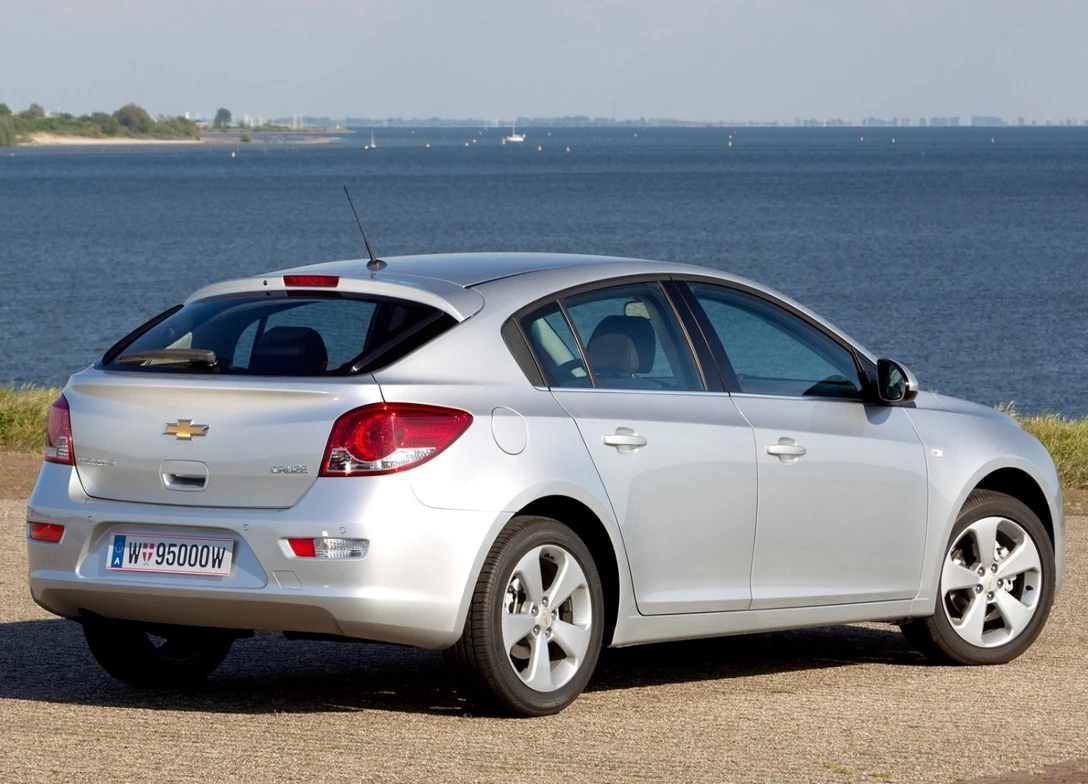 1689187-Chevrolet-Cruze_Hatchback-2015-13.jpg