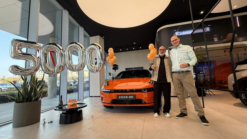 מימין: עמית הראל מנכ"ל זיקר, רוברטו בן שושן וה-001