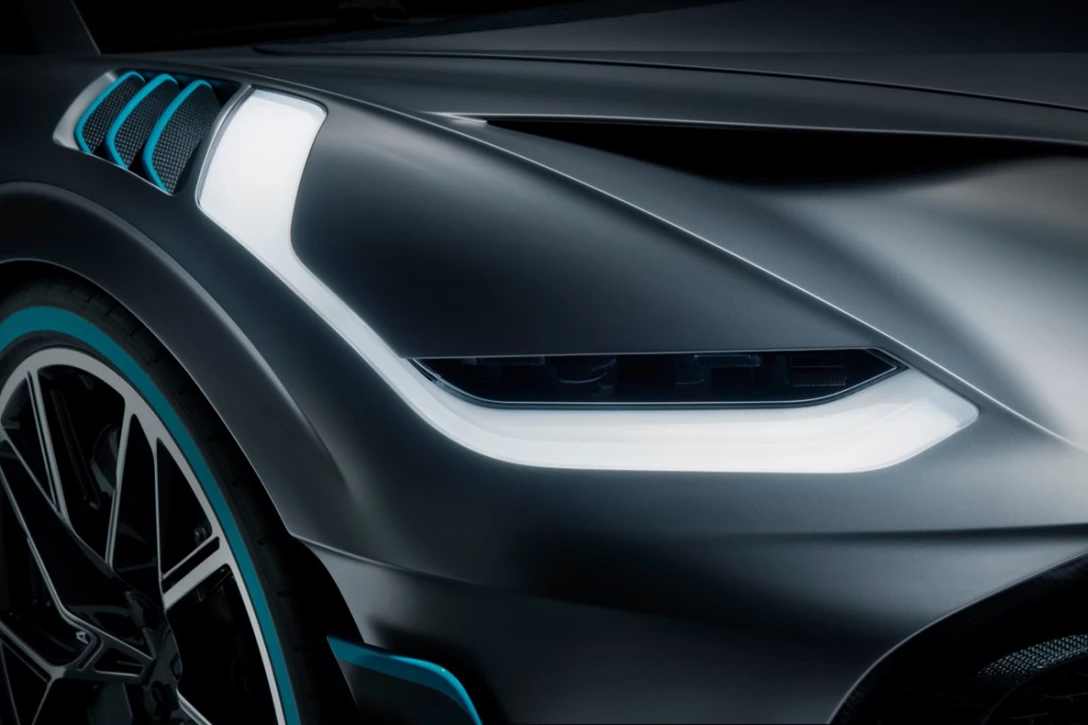 1601405-11_Bugatti-Divo_headlight.jpg
