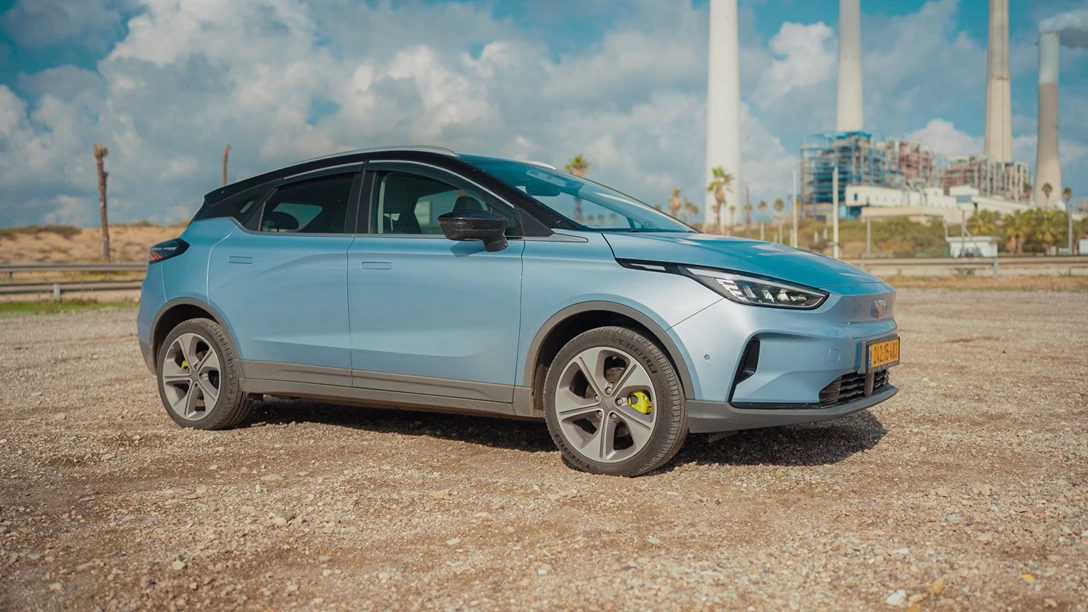 1673495-BYD ATTO 3 vs Geely Geometry C.00_52_09_09.Still054 copy.jpg