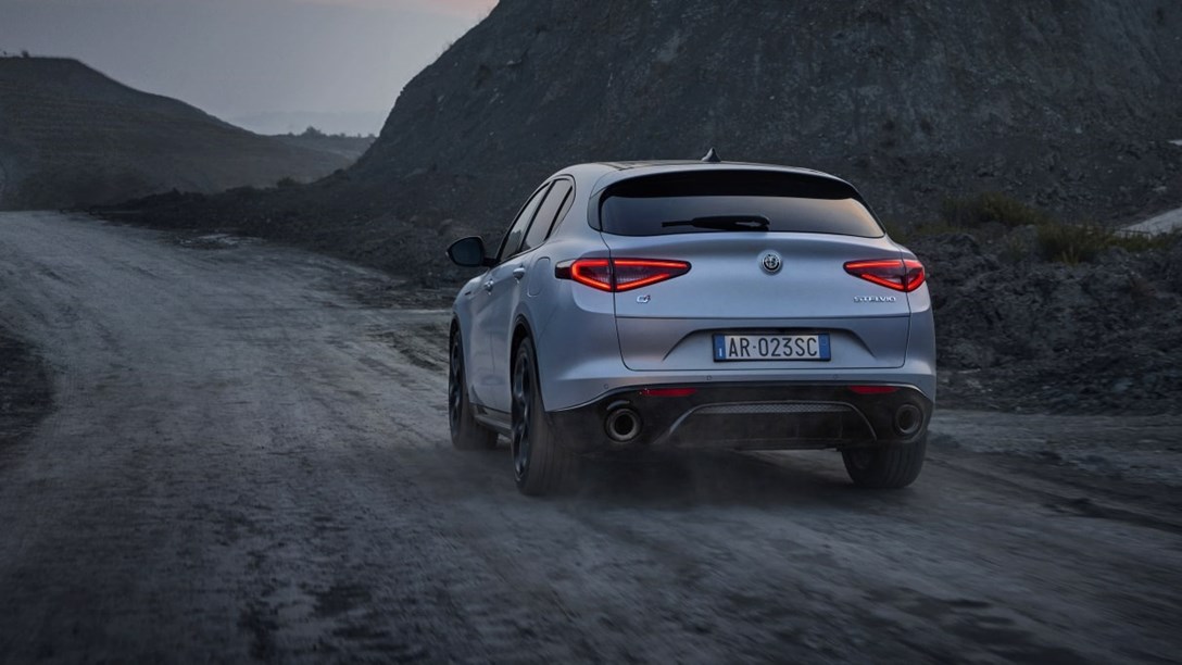 1693186-NewStelvio_Dynamics (1)-min.jpeg