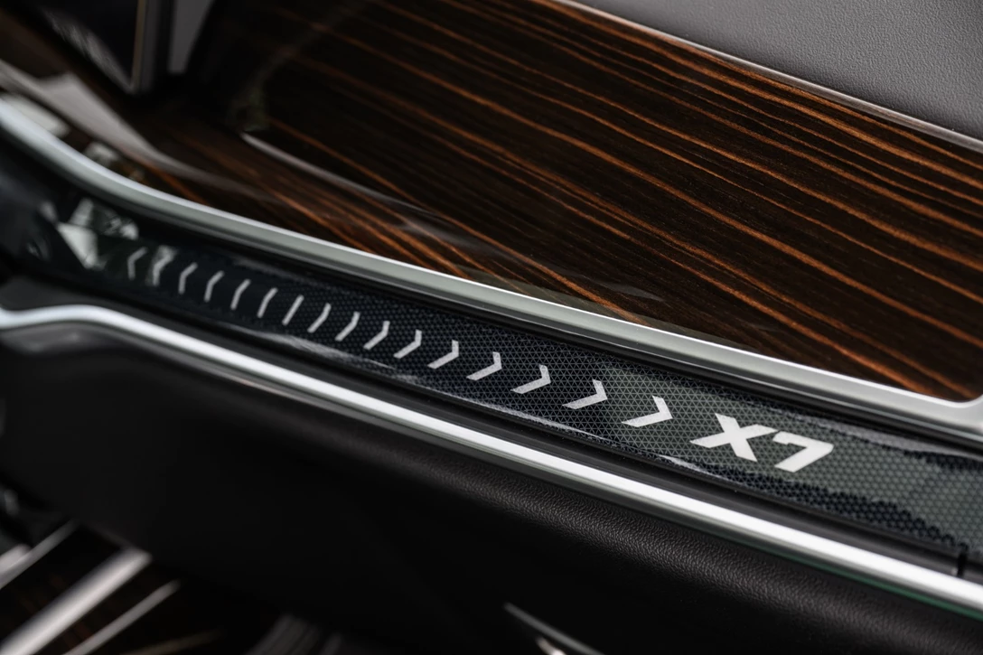 1669995-BMW X7 40i blue ridge048.jpg