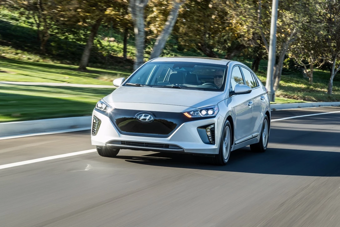 1609206-46639_2017_Ioniq_Electric_Vehicle_EV.jpg