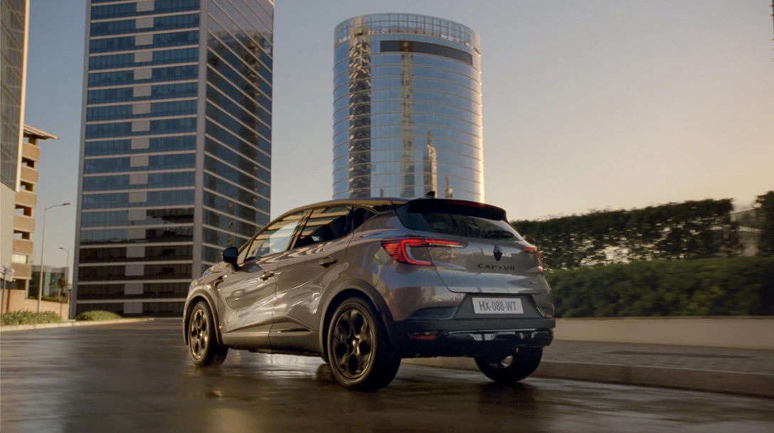 1675744-2022_-_Ad_Campaign_-_Renault_Captur_E-tech_even_if_its_a_hybrid_its_good_not_to_use_your_car_all_the_time (1).png
