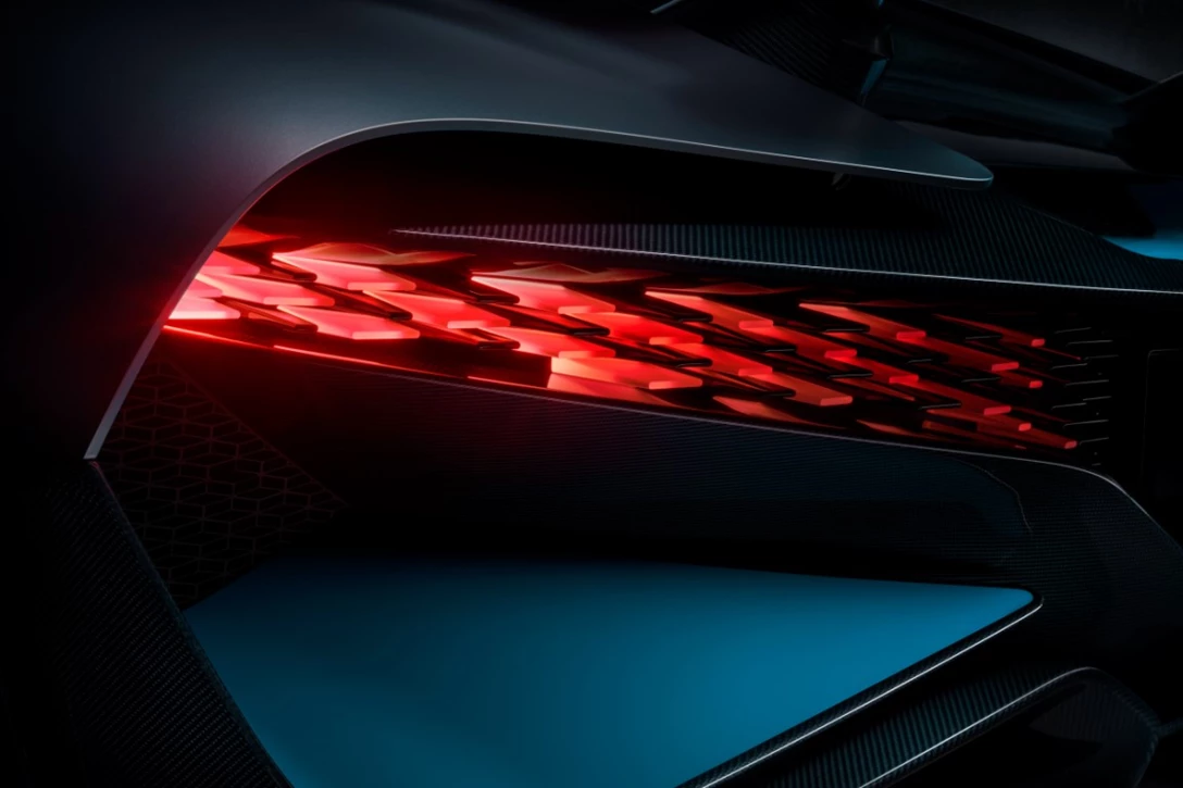 1601409-15_Bugatti-Divo_rearlight.jpg