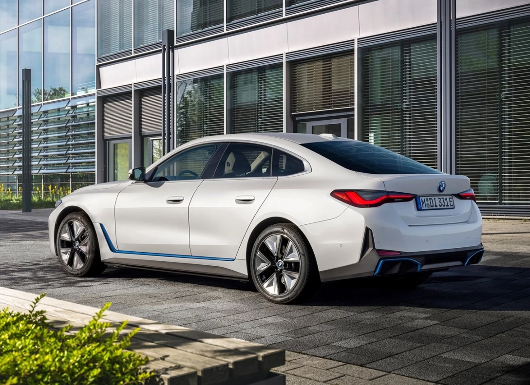 1658716-BMW-i4-2022-02.jpg