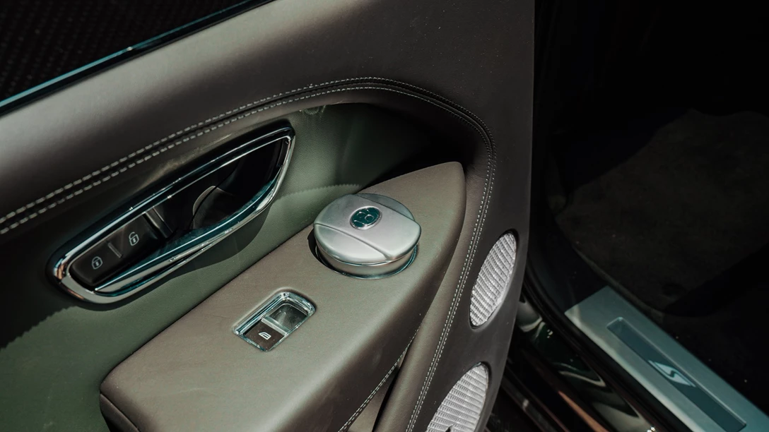 1661424-Bentley Bentayga S 2022.00_31_35_09.Still057 copy.jpg