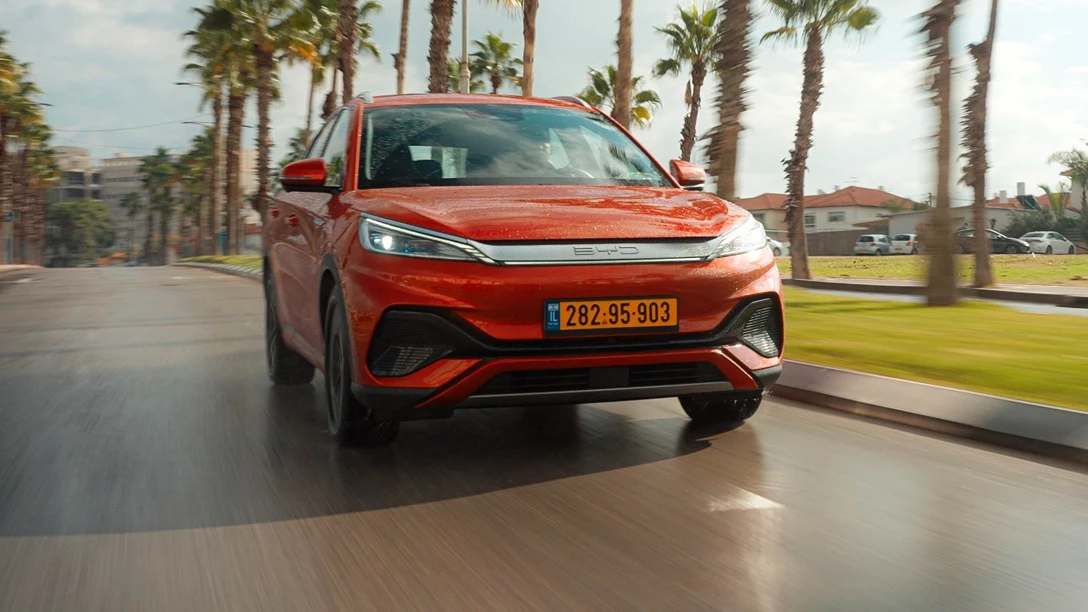 1684264-BYD ATTO 3 vs Geely Geometry C.00_26_47_07.Still024 copy.jpg