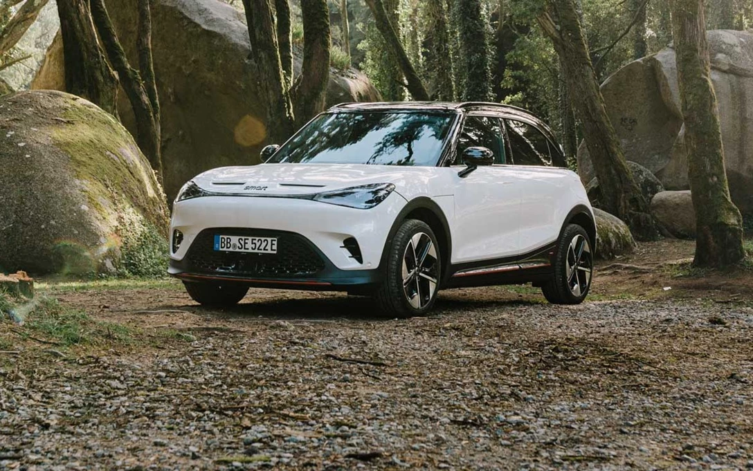 1687605-EU_Brabus_Digital_White_Metallic_Side_Left_Lisbon (2).jpg