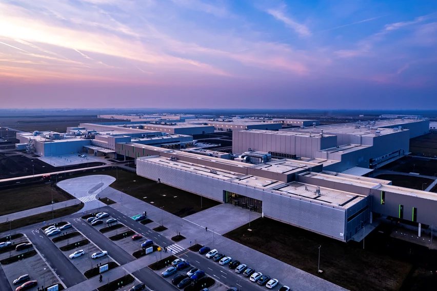 P90592684_highRes_bmw-group-plant-debr (1).jpg