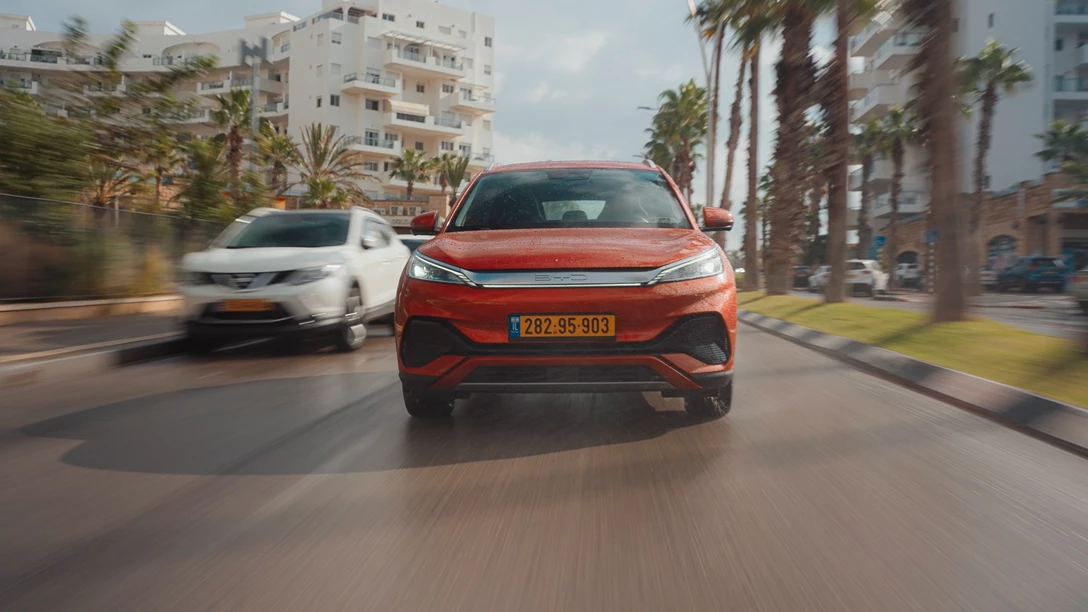 1673475-BYD ATTO 3 vs Geely Geometry C.00_26_59_22.Still026 copy.jpg