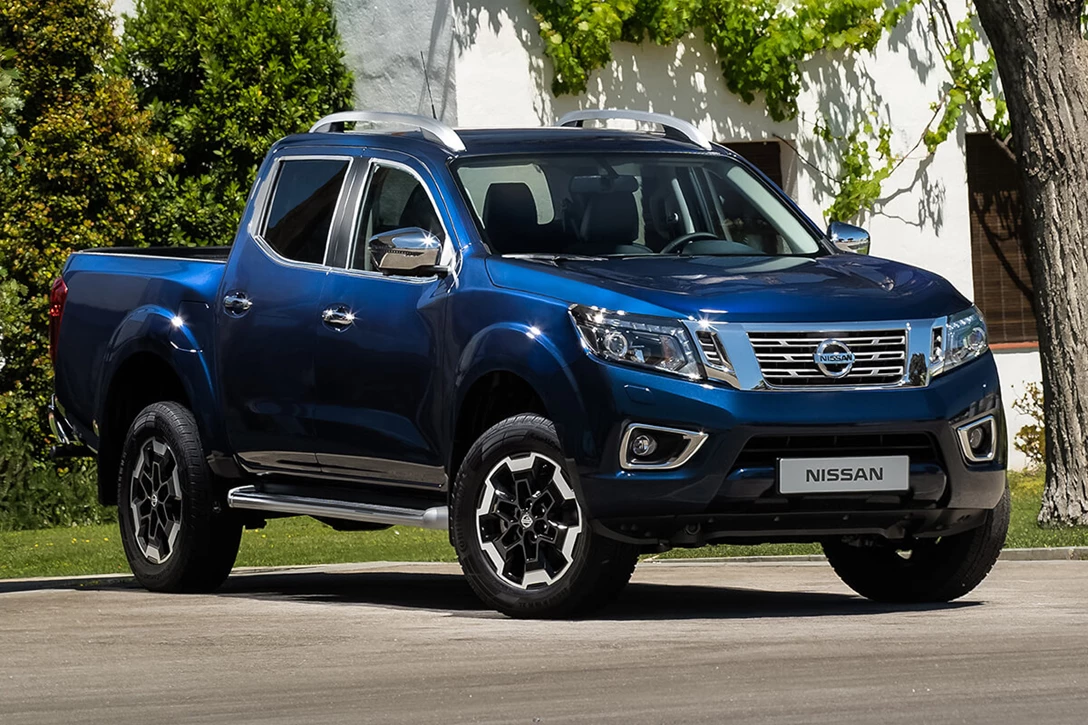 1617388-Nissan Navara Double Cab Blue - Front copy.jpg