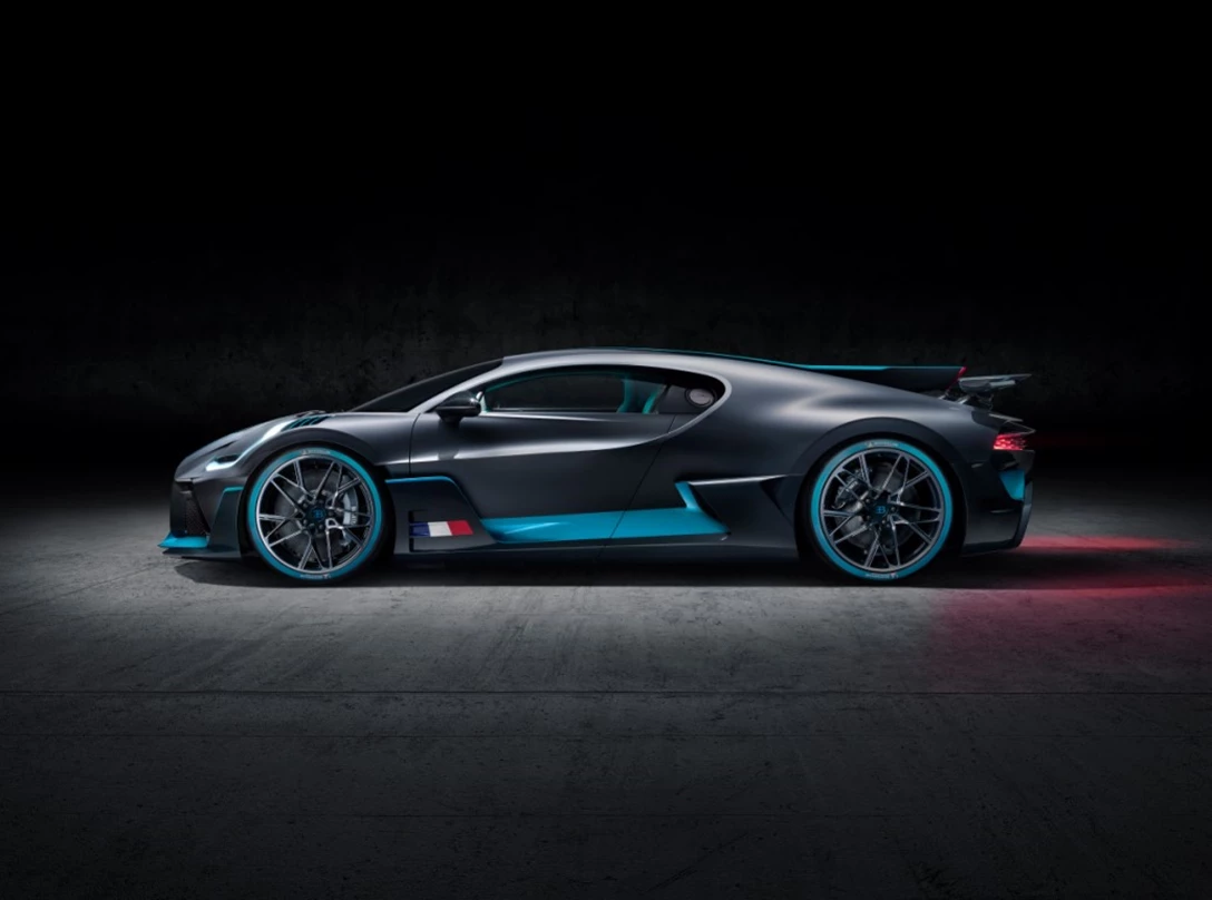 1601400-07_Bugatti-Divo_Side.jpg