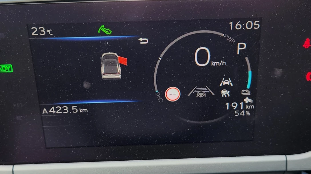 אודומטר 423.5 ק"מ,  טעינה 54%, הערכת טווח