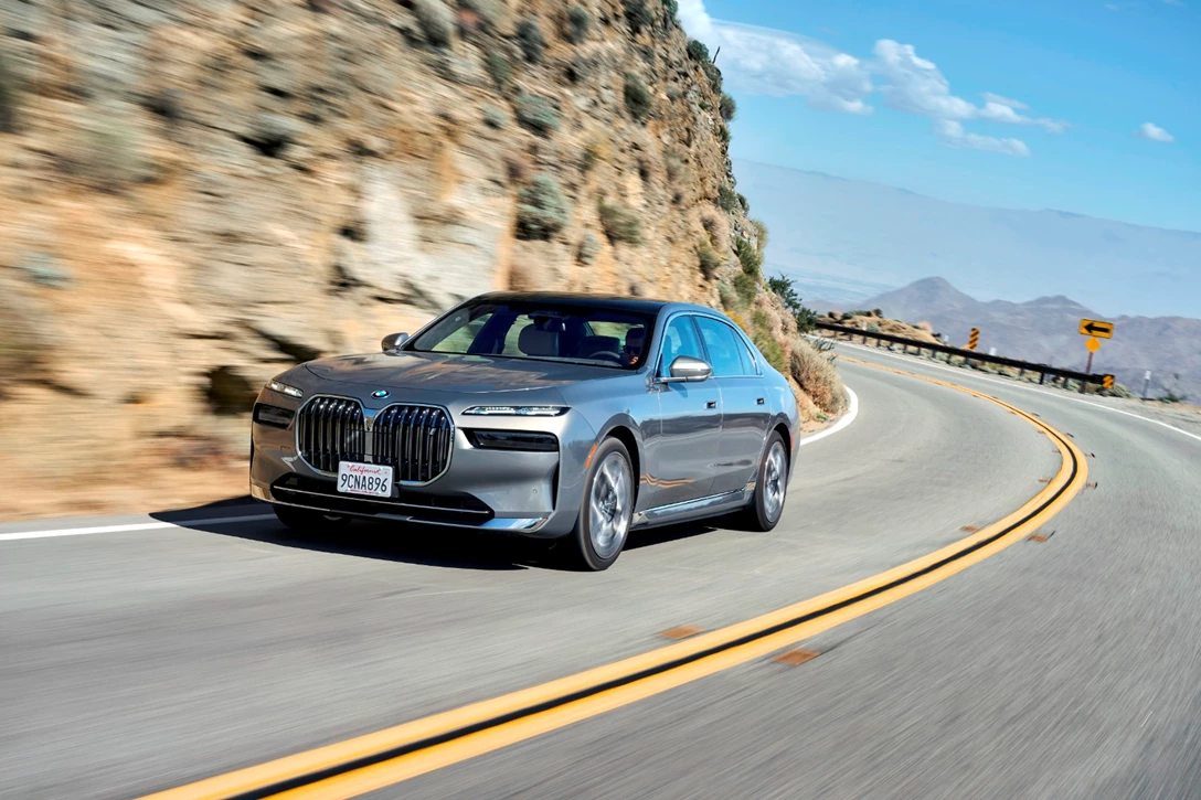 1670731-BMW i7 xDrive Oxid Grey_004.JPG