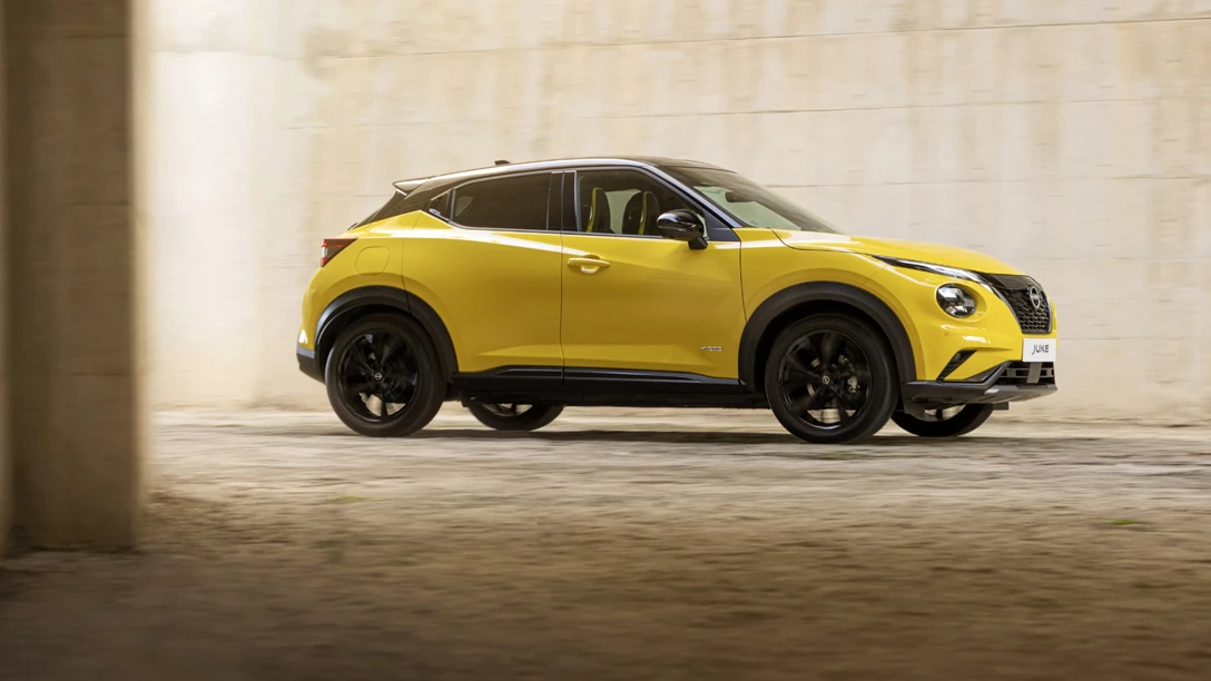 1693125-JUKE MC 2024 - Exterior _ iconic yellow body color - N-Sport - dynamic profile view natural light 2-source-min.jpg