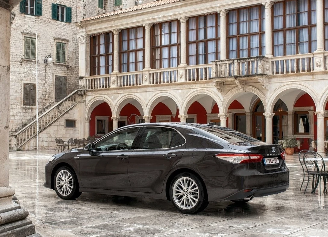1645035-Toyota-Camry_Hybrid-2019-02.jpg
