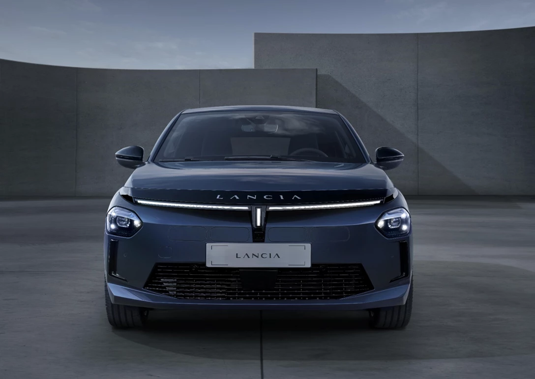 1693207-NewLANCIAYPSILONEDIZIONELIMITATACASSINA (3)-min.jpg