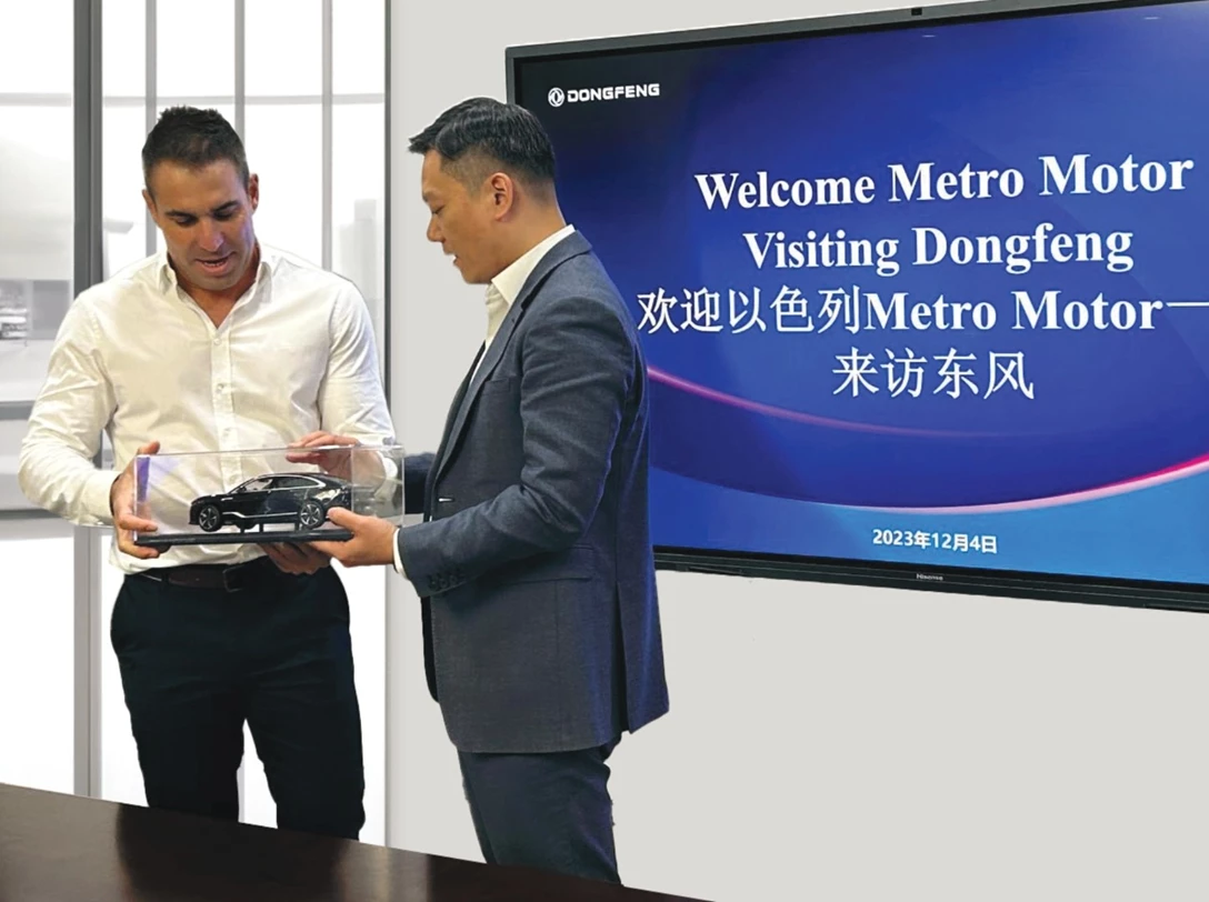 1693843-מא ליי מנכל הייצוא והייבוא העולמי של דונגפנג ותומר קומרוב מנכל מטרו מוטור_קרדיט מטרו.jpg
