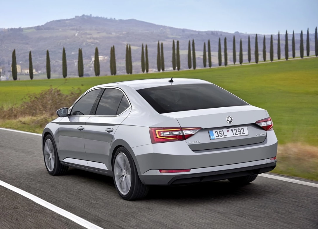 1647597-Skoda-Superb-2015-04.jpg