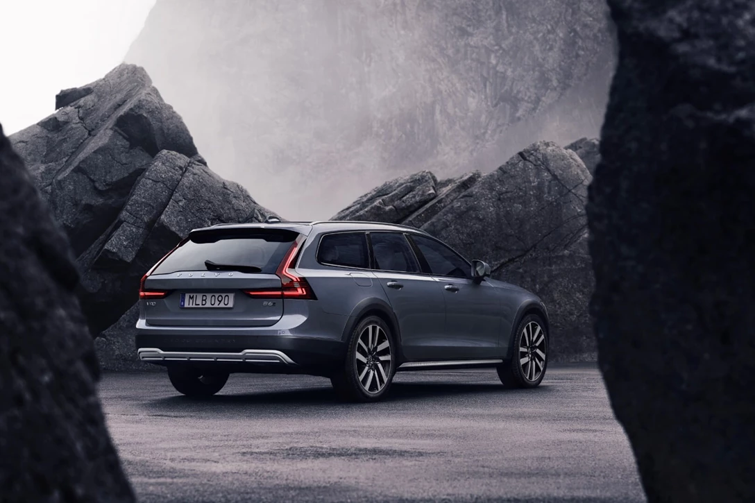 1630439-262610_The_refreshed_Volvo_V90_B6_AWD_Cross_Country_in_Thunder_Grey.jpg