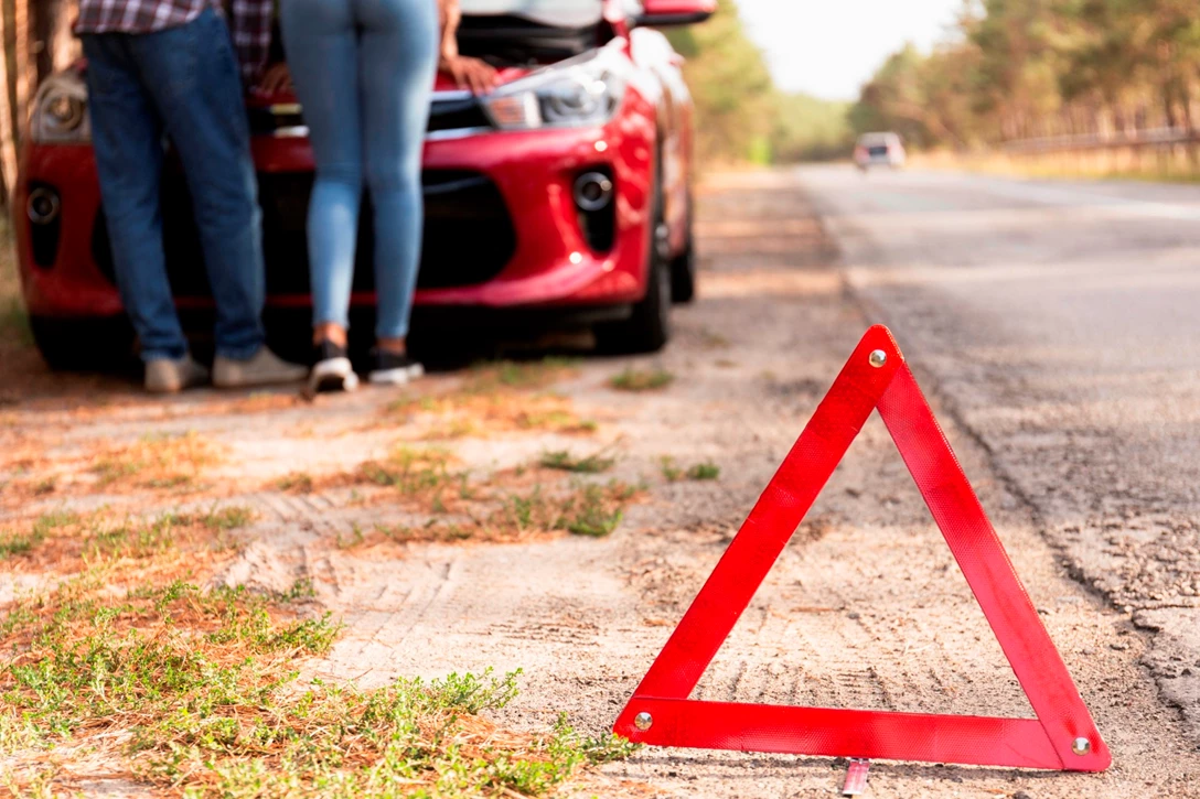 1685682-red-triangle-sign-road-car-problems-while-traveling.jpg