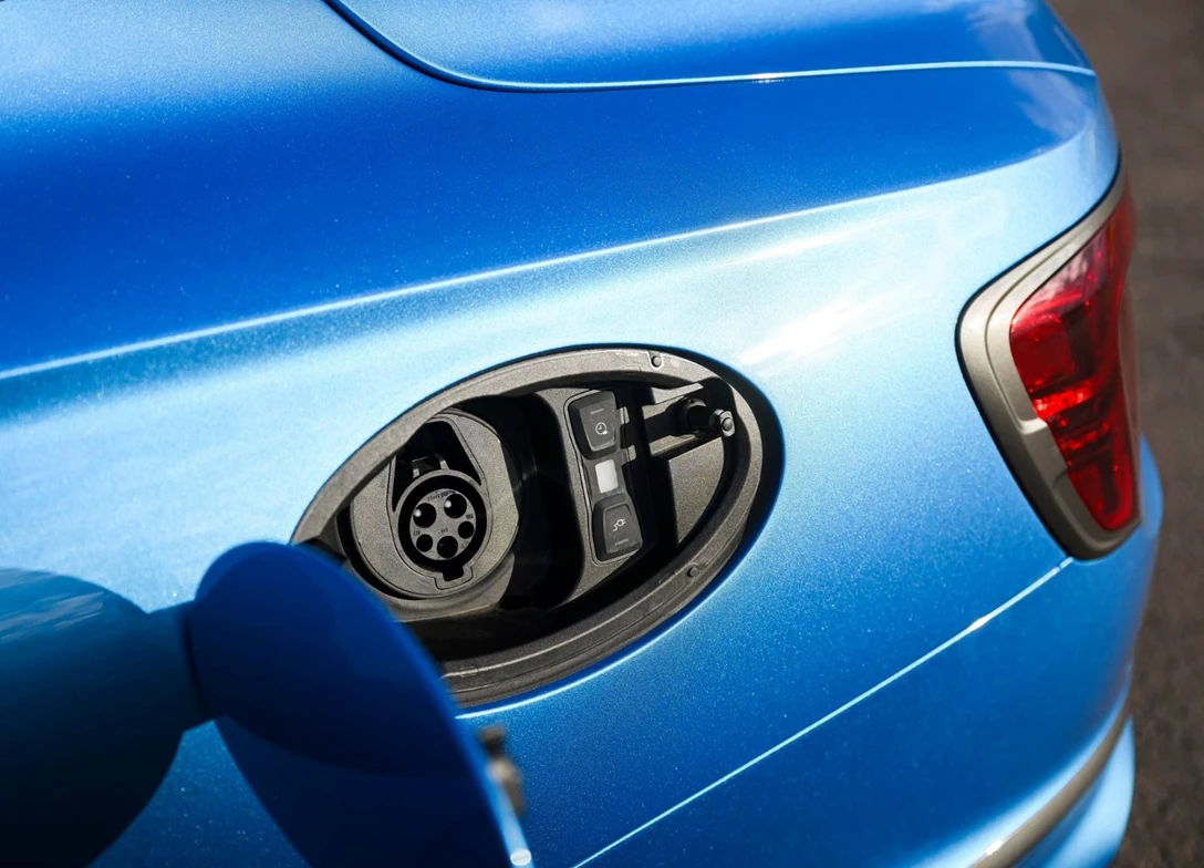 1710276-Bentley-Flying_Spur-2025 (15).jpg