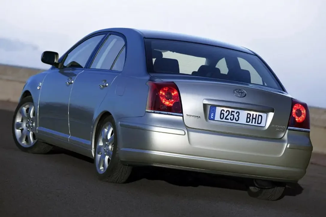Toyota-Avensis-2004-2006-02.jpg