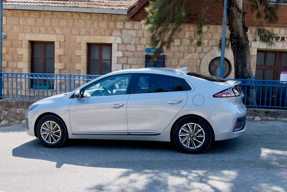 1635690-יונדאי איוניק חשמלית מתיחת פנים מבחן דרכים - 7.jpeg