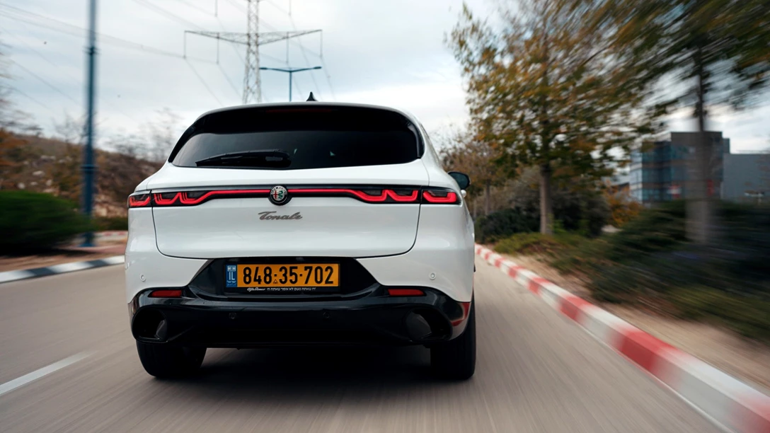 1676517-Alfa Romeo Tonale 2023.00_04_03_20.Still002 copy.jpg