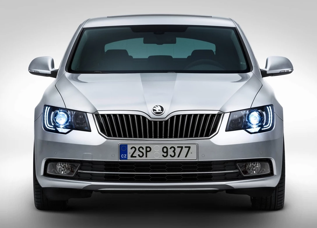 1636543-Skoda-Superb-2015-03.jpg