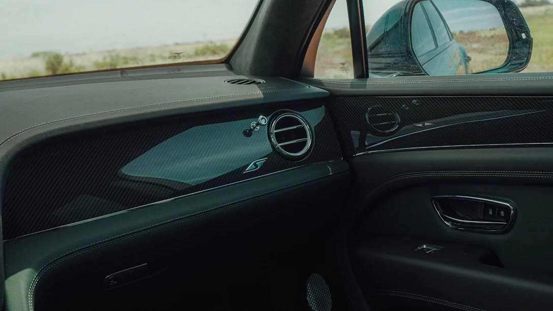 1661428-Bentley Bentayga S 2022.00_29_34_07.Still046 copy.jpg