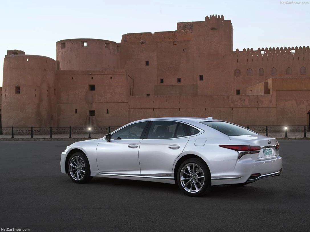1589857-Lexus-LS_500h 2.jpg