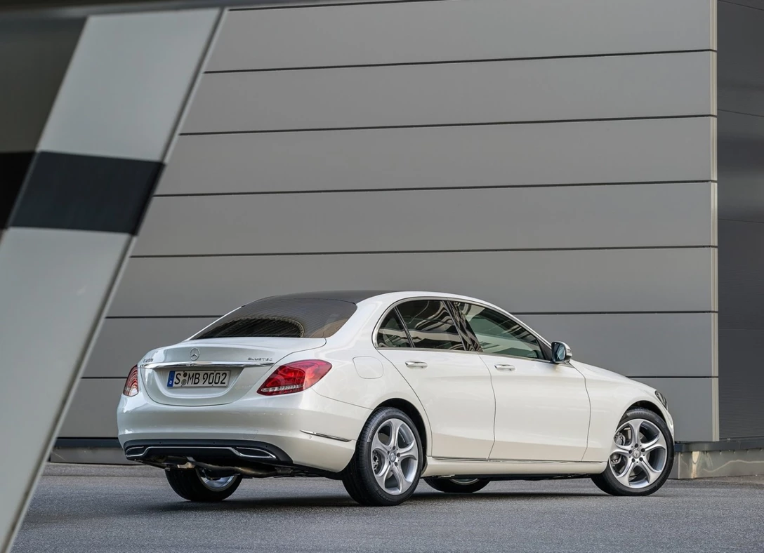 1648677-Mercedes-Benz-C-Class-2016-03.jpg